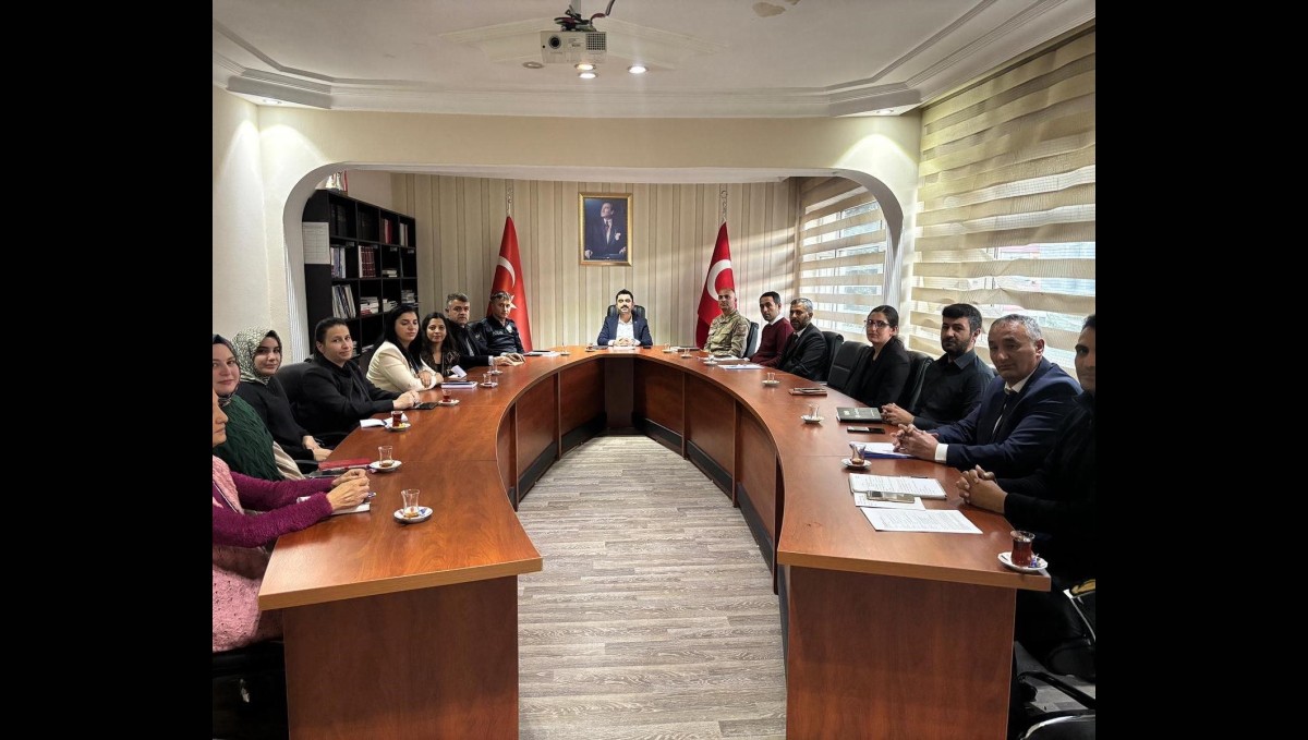 Susuz'da Kaymakam Tutal, kurum amirleriyle toplantı yaptı