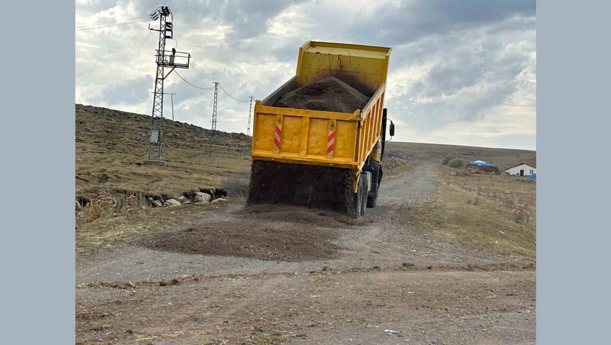 Susuz'da köy yollarının yapımı sürüyor
