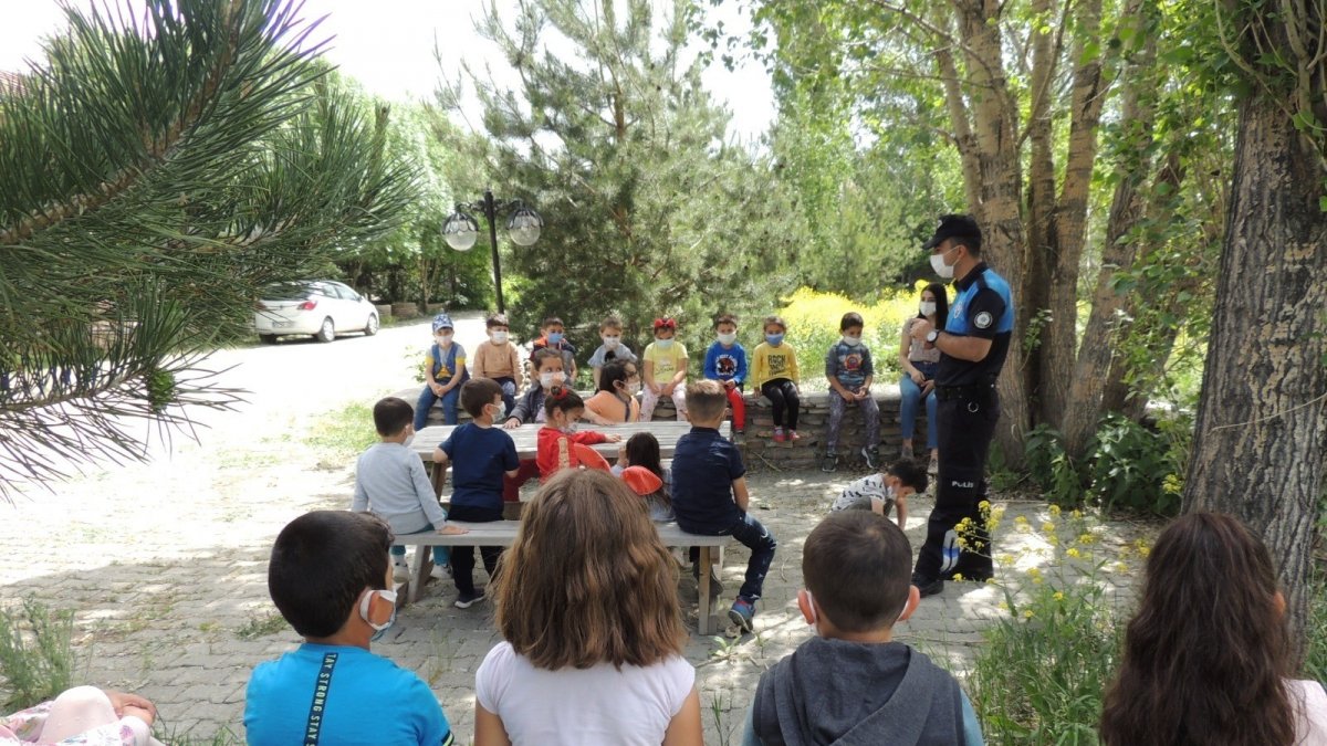 Susuz'da polis minik öğrencileri bilgilendirdi