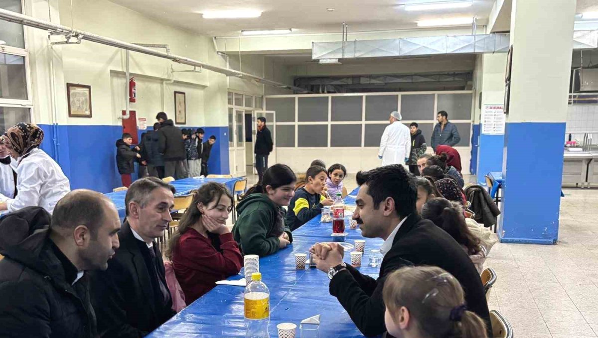 Susuz Kaymakamı Tutal, öğrencilerle iftarda buluştu