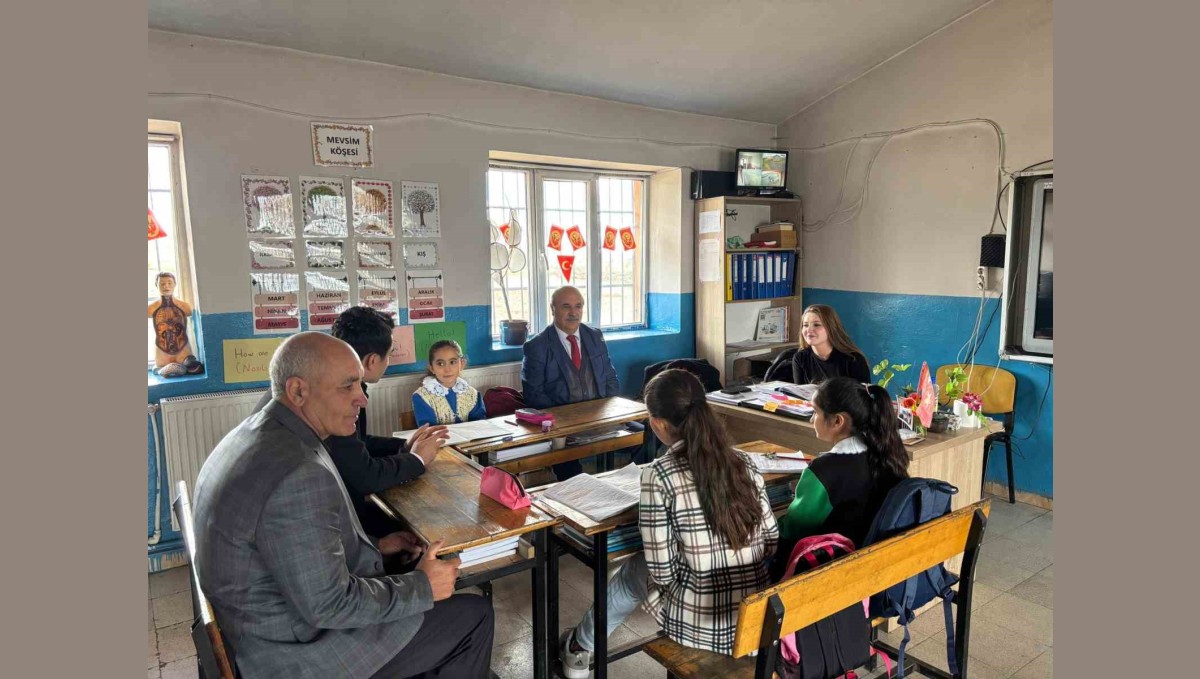 Susuz Kaymakamı Tutal, öğretmen ve öğrencilerle buluştu