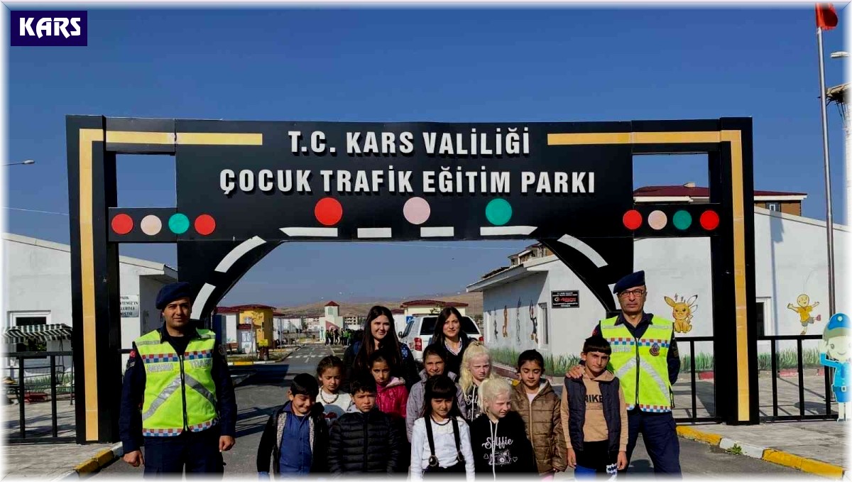 Susuzlu çocuklara trafik eğitimi