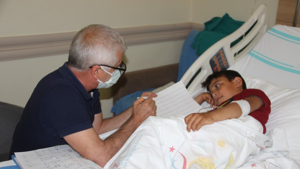 Süt kazanına düşerek yanan çocuk, okuma yazmayı hastanede öğreniyor