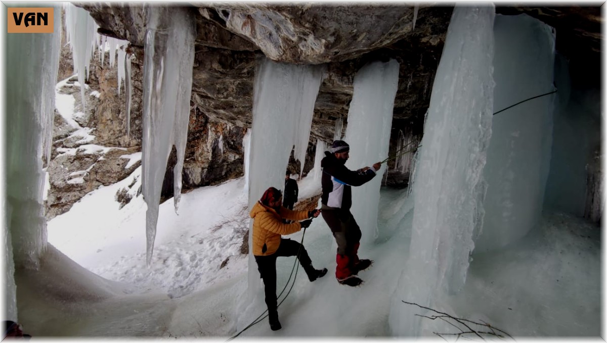 Sütun Şelalesi'ndeki buz sarkıtları mest ediyor