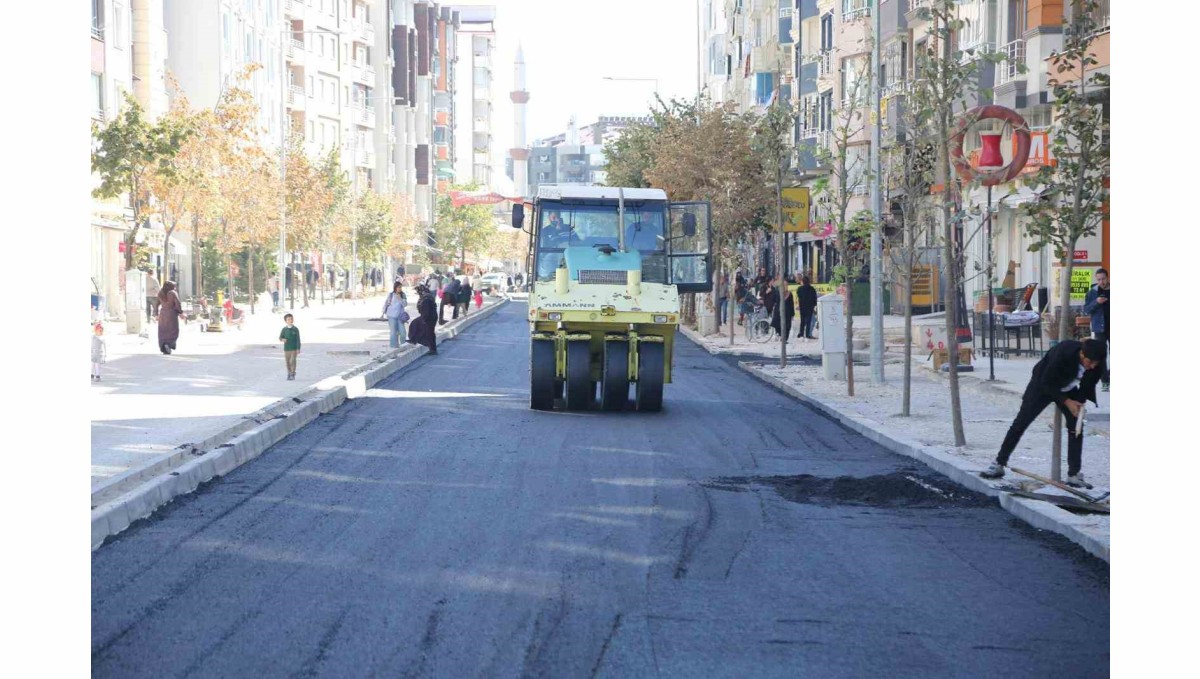 Suvaroğlu Caddesi'nde sıcak asfalt serimi yapılıyor
