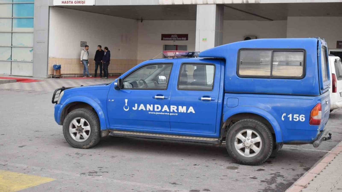 Tabancasını temizlerken bacağından yaralandı