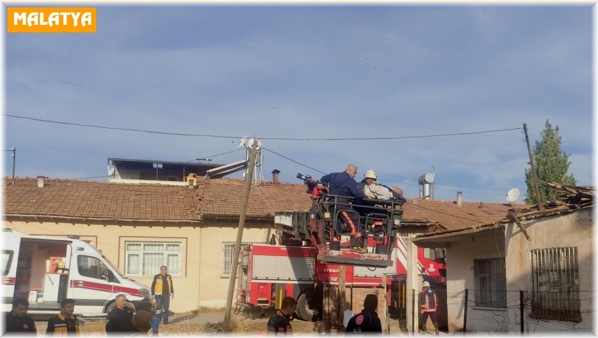 Tadilat yaparken çatı çöktü: 1 yaralı