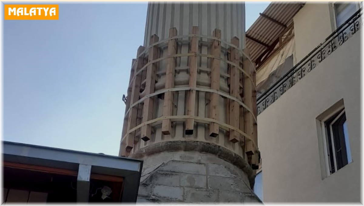 Tahtalarla güçlendirilen az hasarlı minare korkutuyor