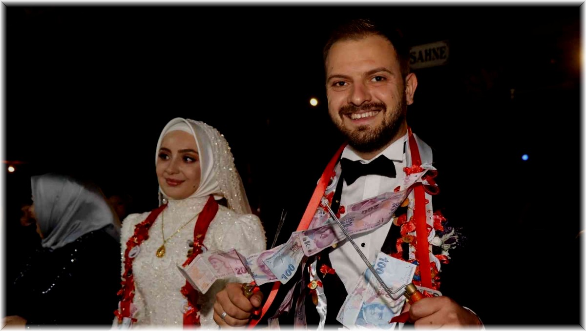 Takı töreninde damada cağ kebap cağı taktılar