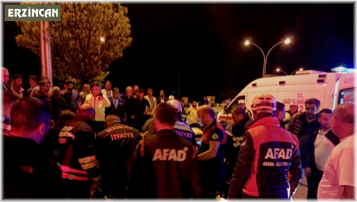 Takla atan otomobilde sıkışan 2 kişi kurtarıldı