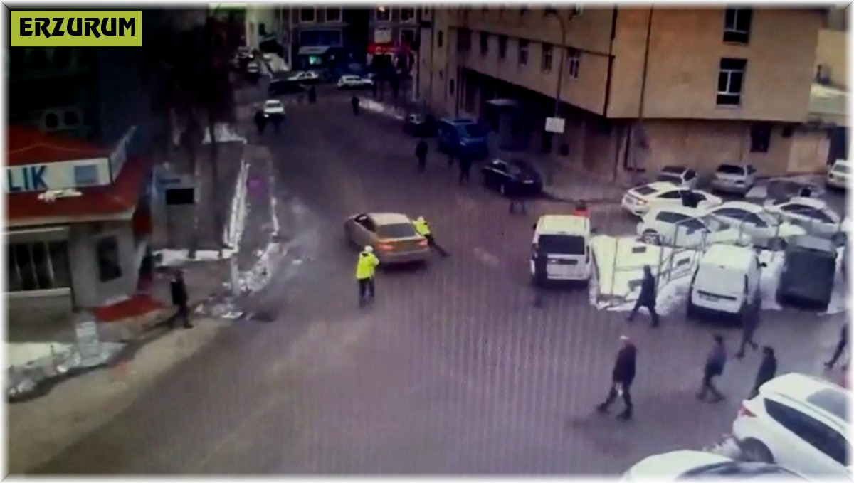 Taksicinin aracını bağlamak isteyen polisi sürüklediği anlar kamerada