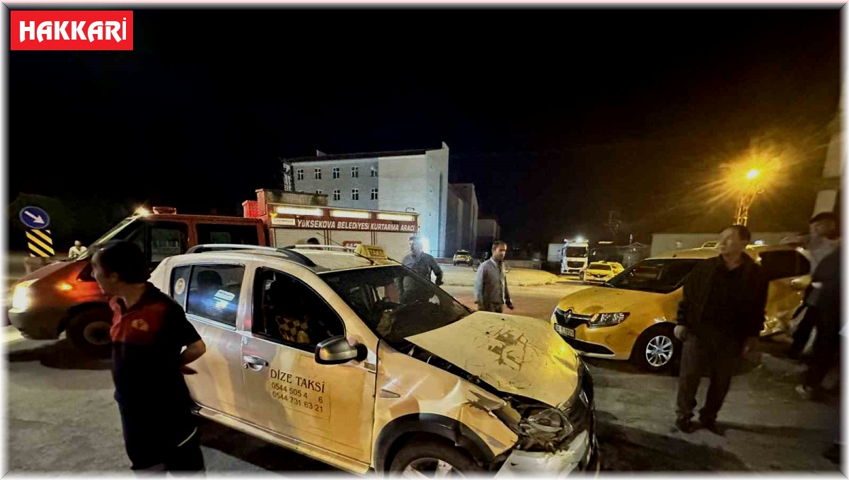 Taksiler çarpıştı, şans eseri yaralanan olmadı