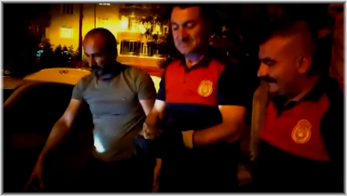 Taksinin motor bölgesinde sıkışan yavru kediyi itfaiye kurtardı