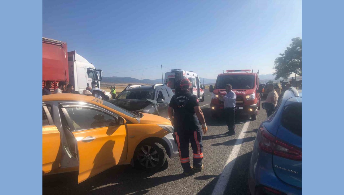 Taksiyle otomobil çarpıştı: 2 yaralı