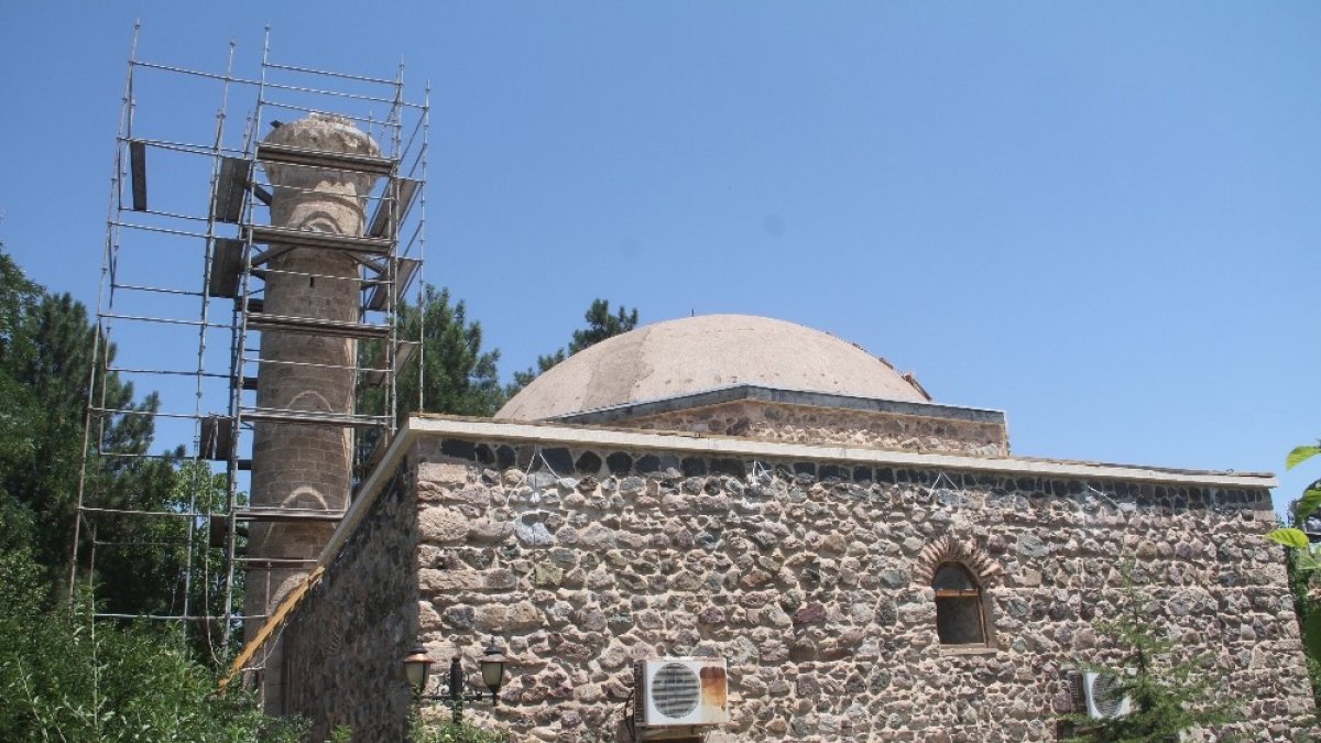 Tam 386 yıllık, 4.Murat'ın yaptırdığı caminin minaresi söküldü