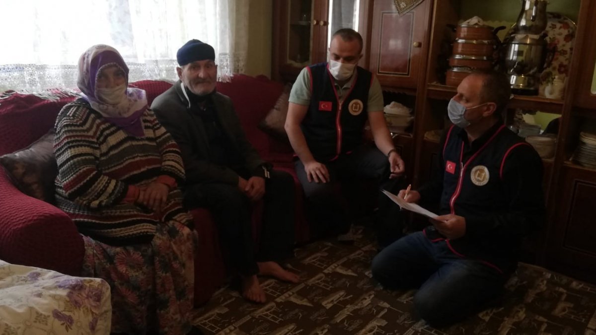 Tamamı engelli olan aileyi sevince boğdular