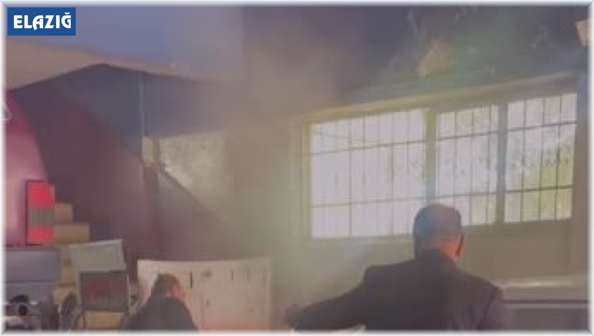 Tamir için sanayiye getirilen araç sırada beklerken alev aldı