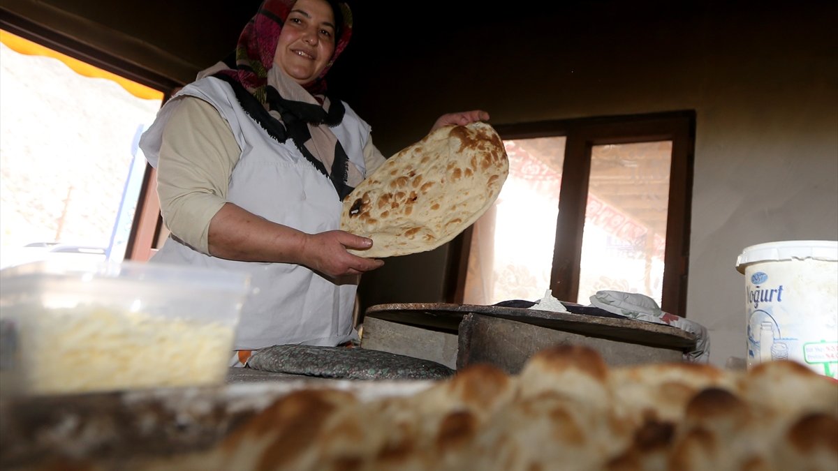Tandır ekmeği turistik ilçedeki "Hatice abla"nın geçim kaynağı oldu