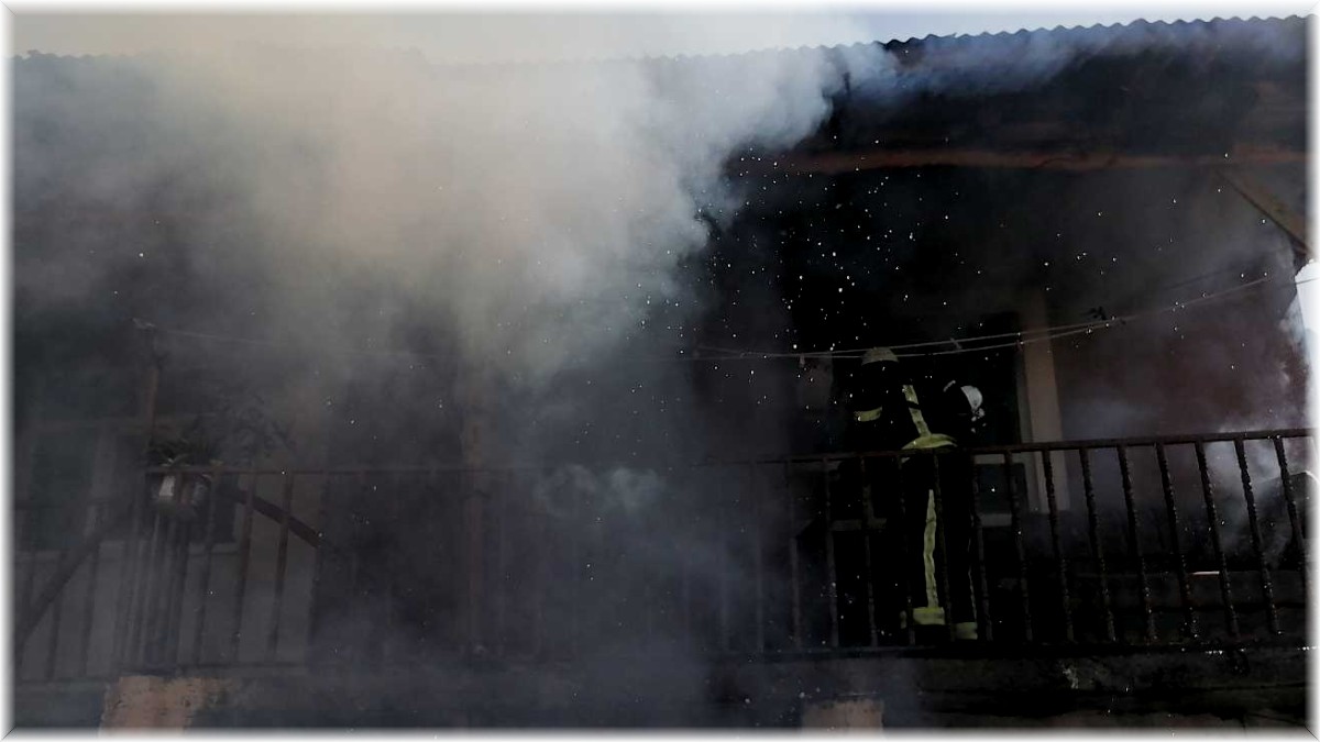 Tandır evinden sıçrayan kıvılcımlar evi kül etti