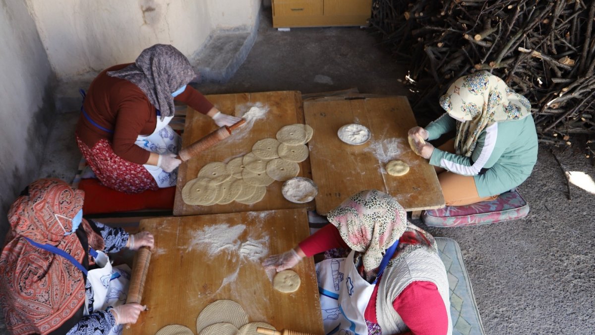 Tandır fırında pişirilen bilik ekmeği kadınların elinde yeniden hayat buldu