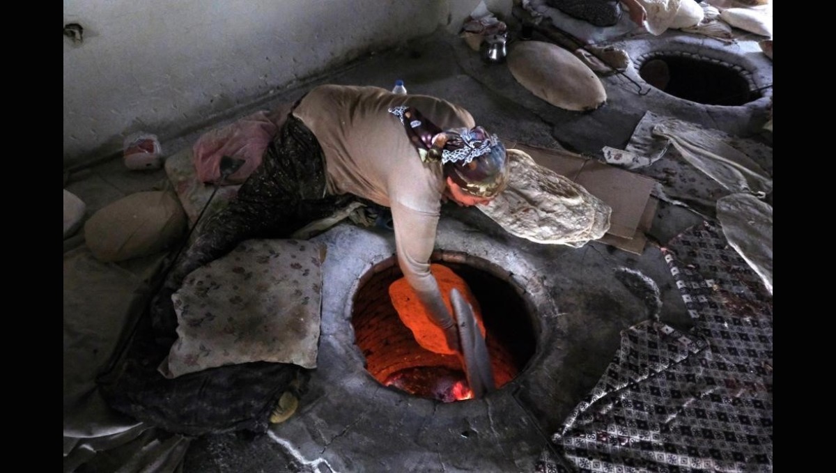 Tandır lavaşı 55 derecelik sıcak bir ortamda pişirilerek sofralardaki yerini korumaya devam ediyor