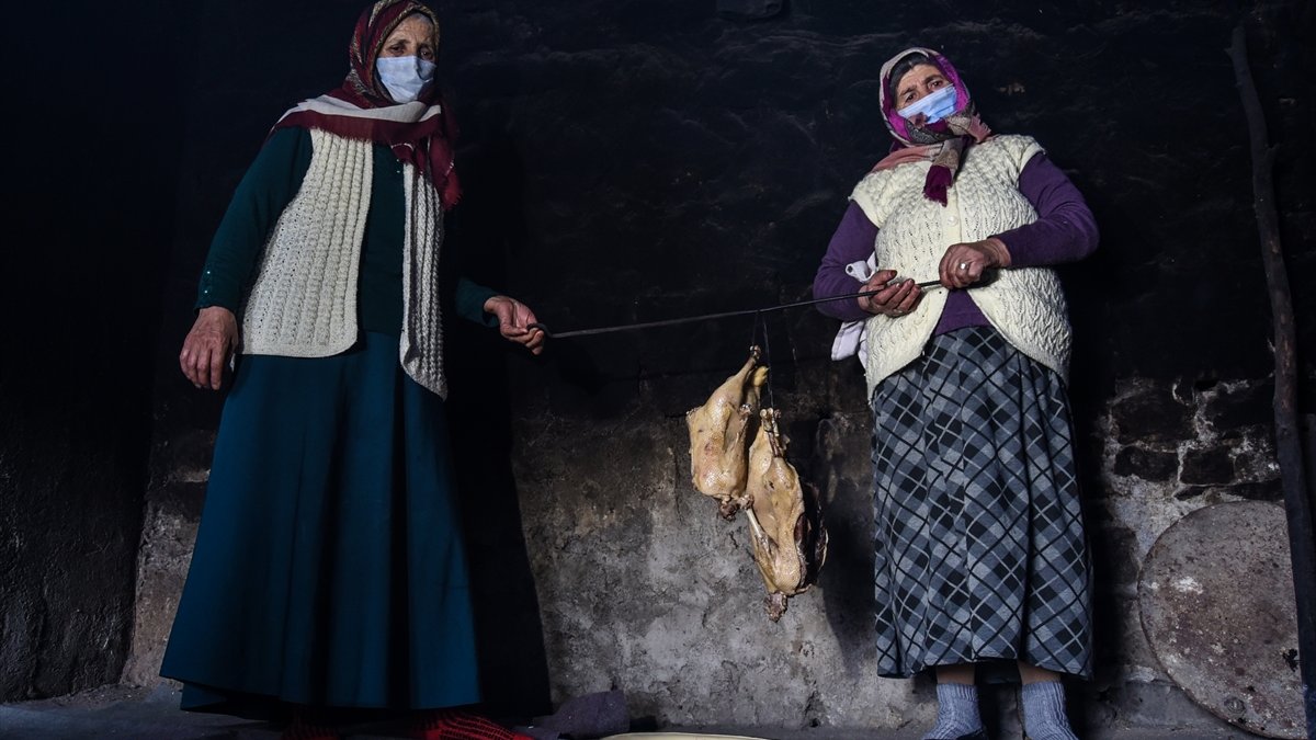 Tandırda pişirilen kaz eti kış sofralarına lezzet katıyor