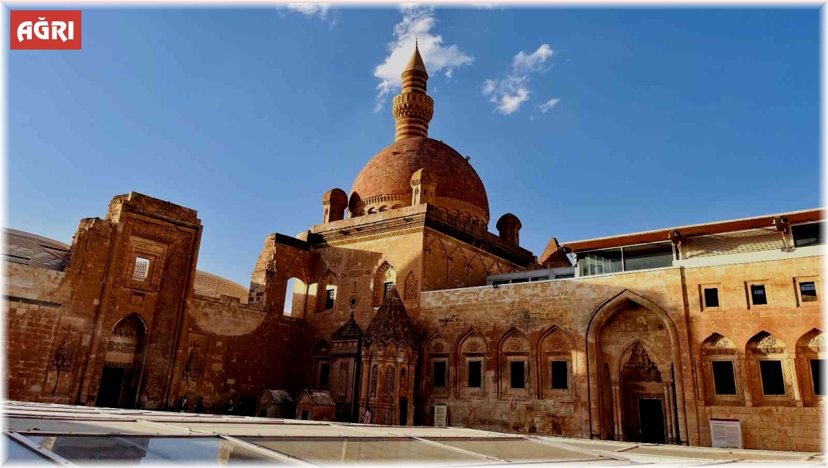 Tarih kokan İshak Paşa Sarayı'na yoğun ilgi
