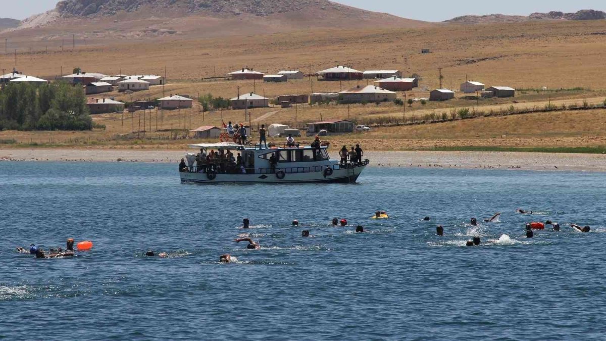 Tarihi Adır Adası'na yüzme etkinliği