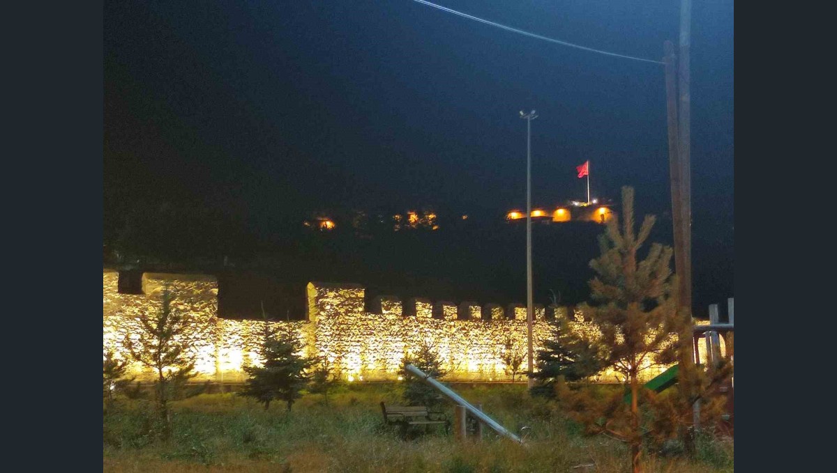 Tarihi Ardahan Kalesi ışıklandırıldı