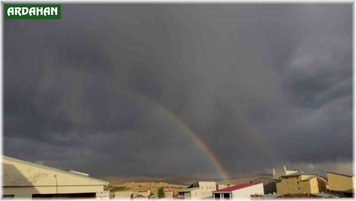 Tarihi Ardahan Kalesi'nin üzerinde ortaya çıkan gökkuşağı hayran bıraktı