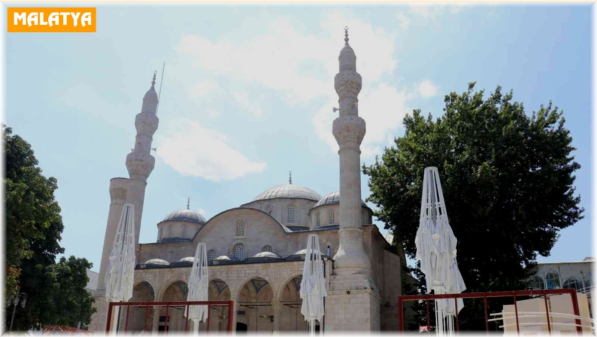 Tarihi cami avlusunda yapılan beton bloklar kaldırıldı