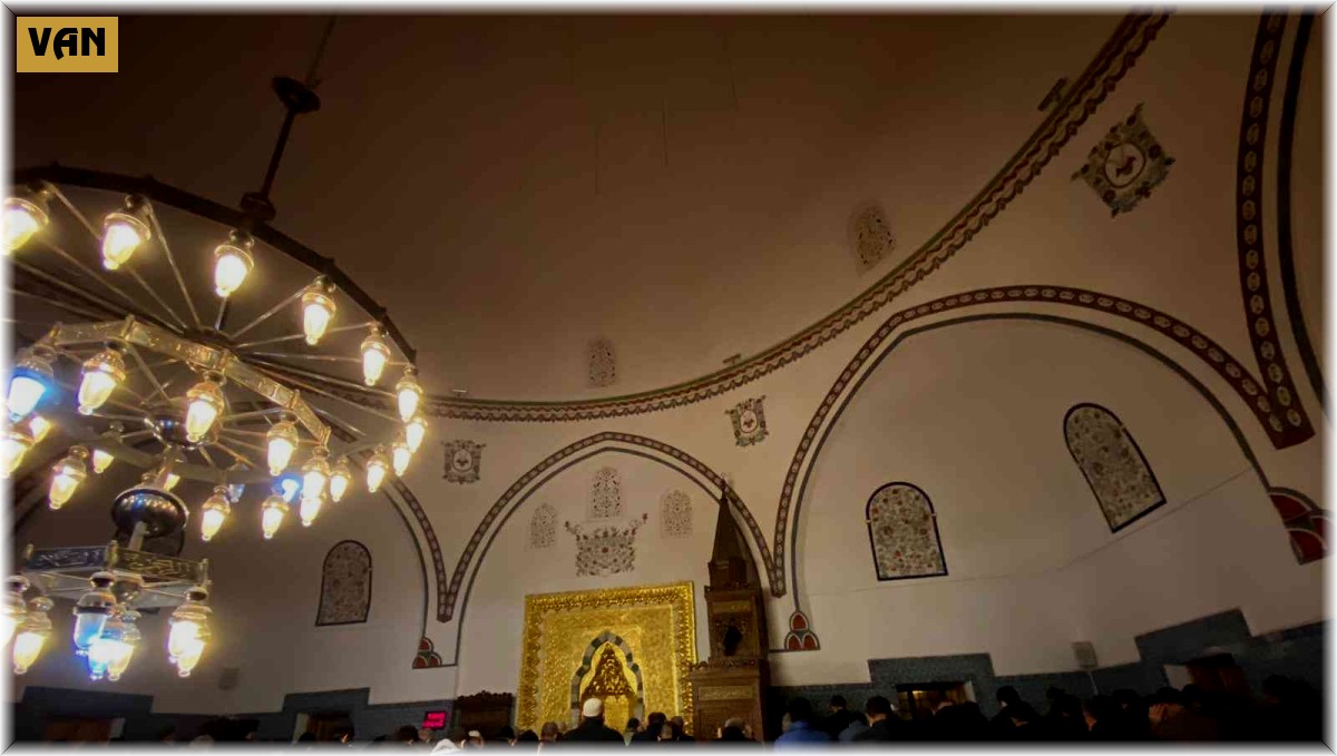 Tarihi camide sabah namazı buluşması