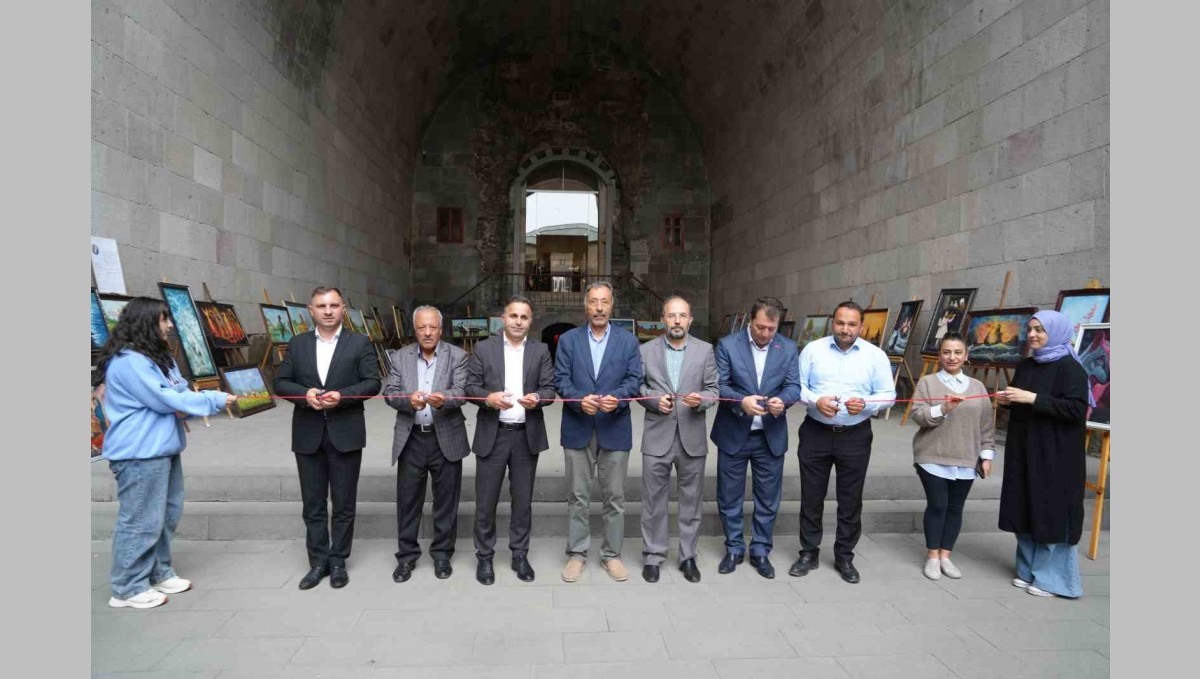 Tarihi Çifte Minareli Medrese'de resim sergisi