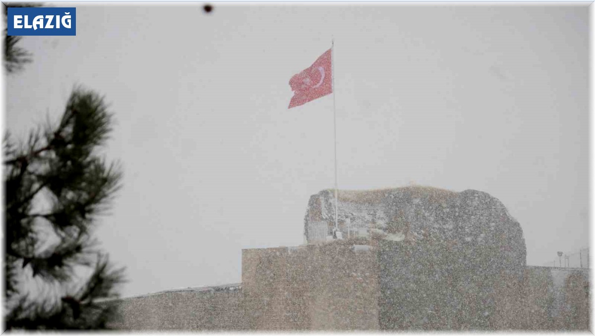 Tarihi Harput Mahallesi'nde kar etkisi artırdı, göz gözü görmedi