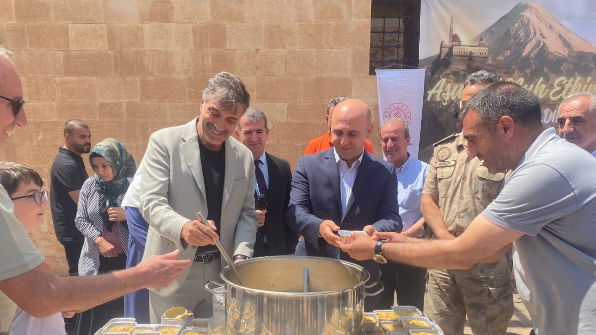 Tarihi İshak Paşa Sarayı'nda bereket sofrası: Bin kişilik aşure ikramı