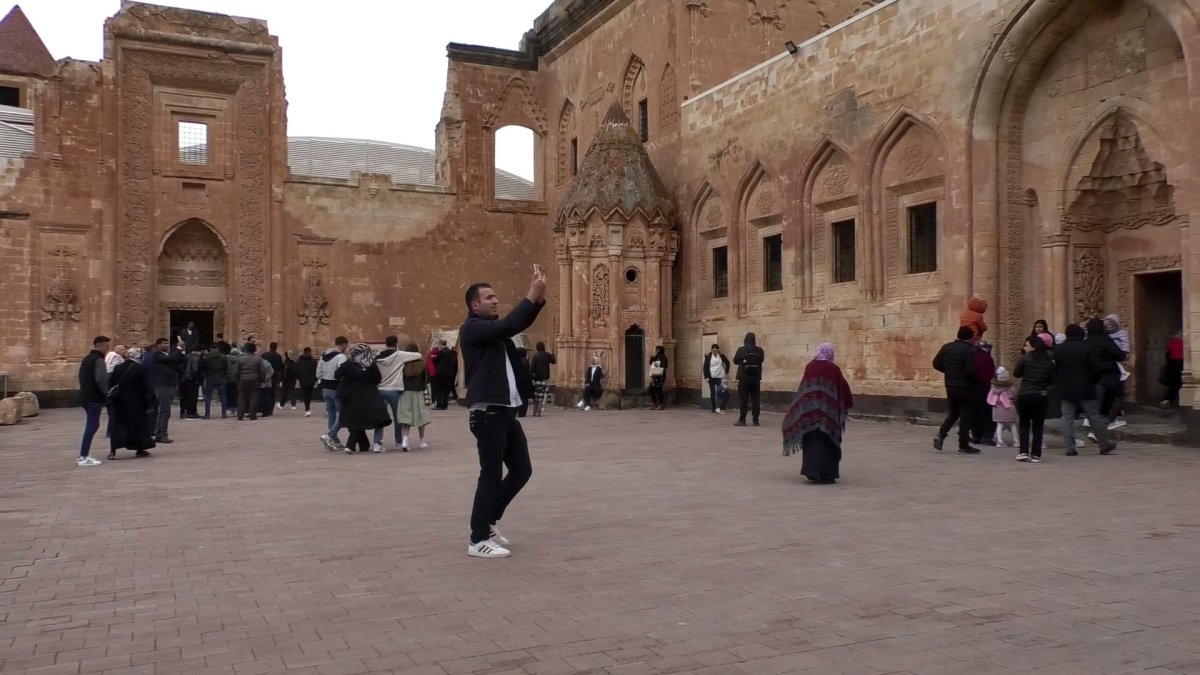 Tarihi İshak Paşa Sarayı Ramazan Bayramı'nda ziyaretçi akınına uğradı