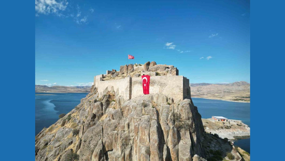 Tarihi kalenin surlarına 50 metrekarelik dev Türk bayrağı asıldı