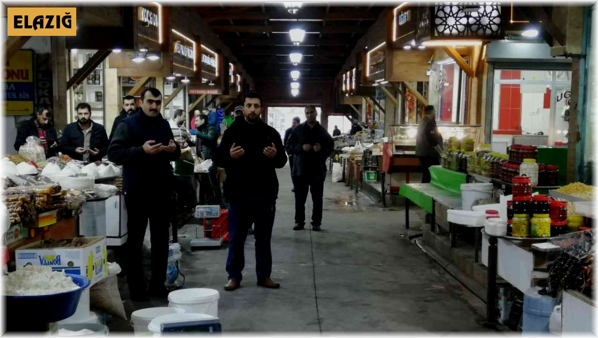 Tarihi kapalı çarşıda ahilik geleneği sürdürülüyor: Hep birlikte dua ederek iş yerlerini açtılar