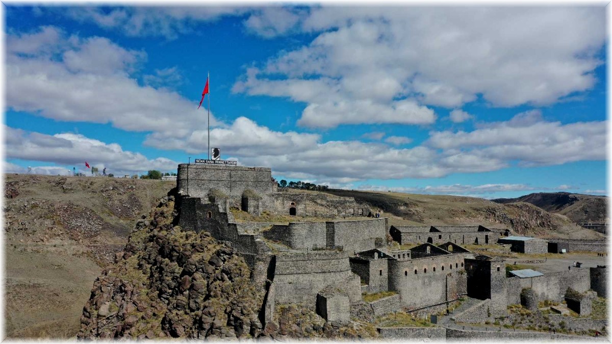 Tarihi Kars Kalesi havadan görüntülendi