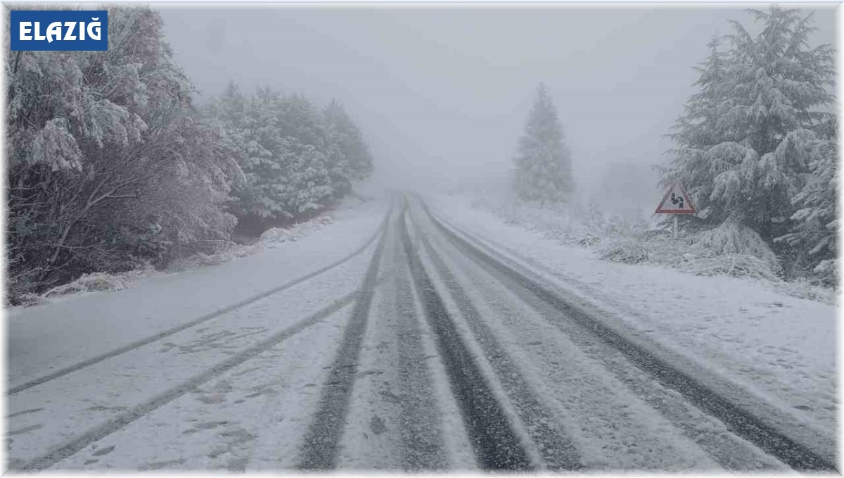 Tarihi mahalle beyaza büründü