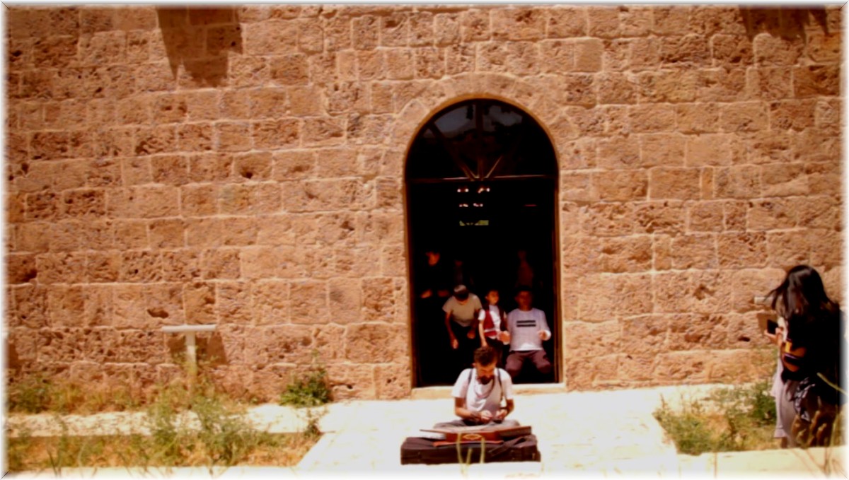 Tarihi mekanlara dikkat çekmek için santur çaldı