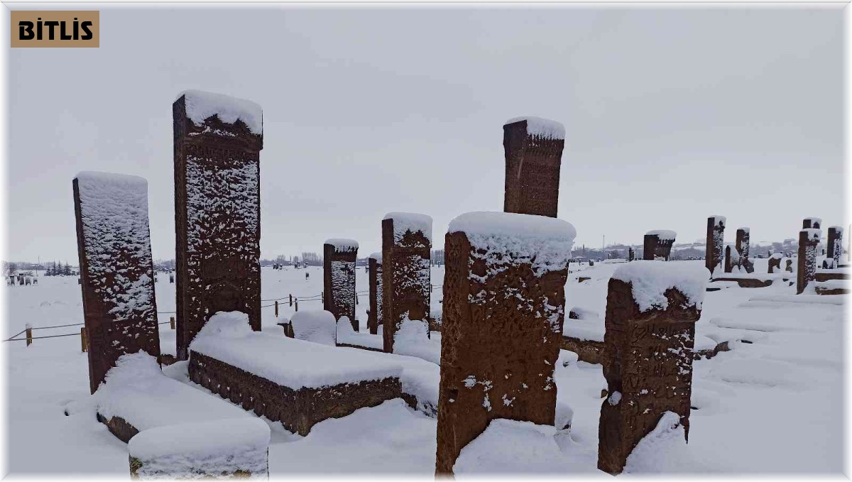 Tarihi mezarlıktan kartpostallık kar manzaraları