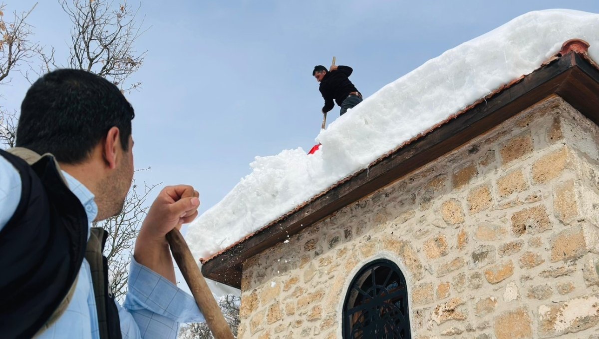 Tarihi miras onlara emanet: Muhtar ve imamdan örnek kar mesaisi