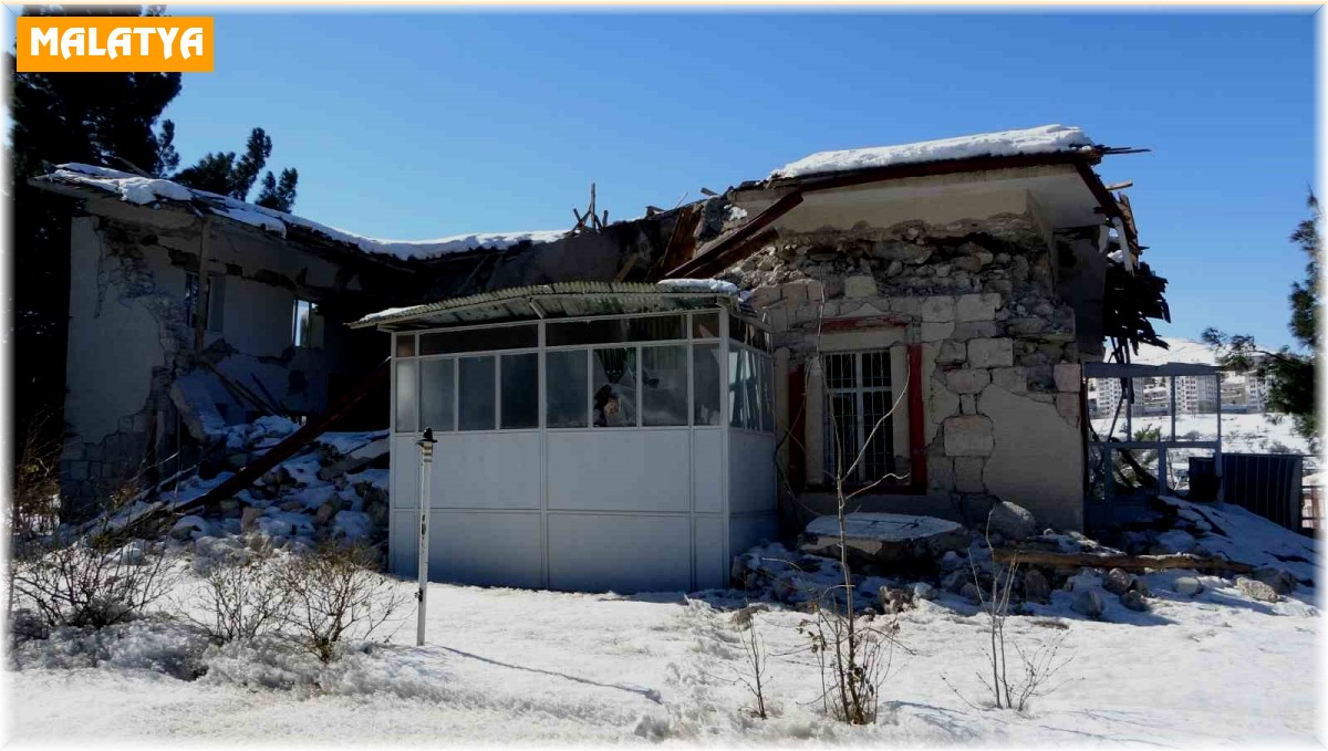 Tarihi Mitadiye Camii depreme dayanamadı