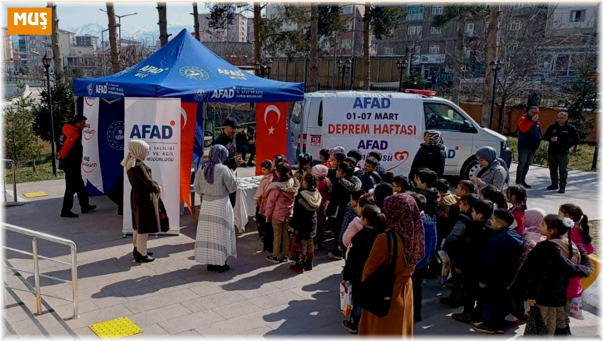 Tarihi Murat Köprüsü'nde deprem farkındalık standı kuruldu