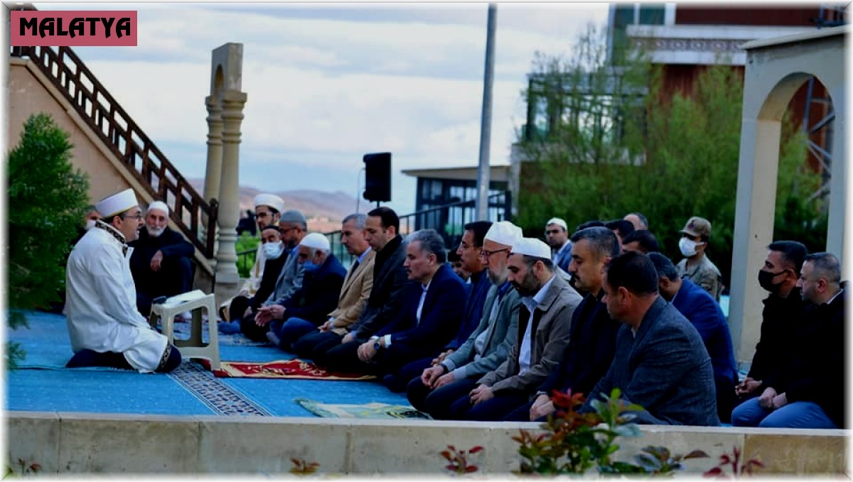 Tarihi namazgah alanı bayram namazında doldu taştı