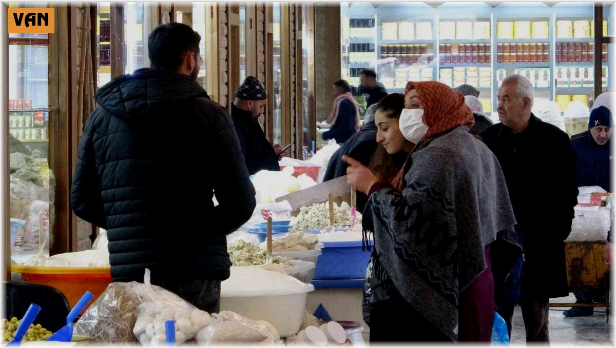 Tarihi Peynirciler Çarşısı esnafı kovboy kapı istiyor