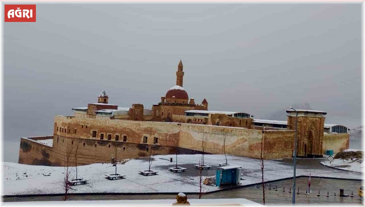 Tarihi saray sis ve kara gömüldü