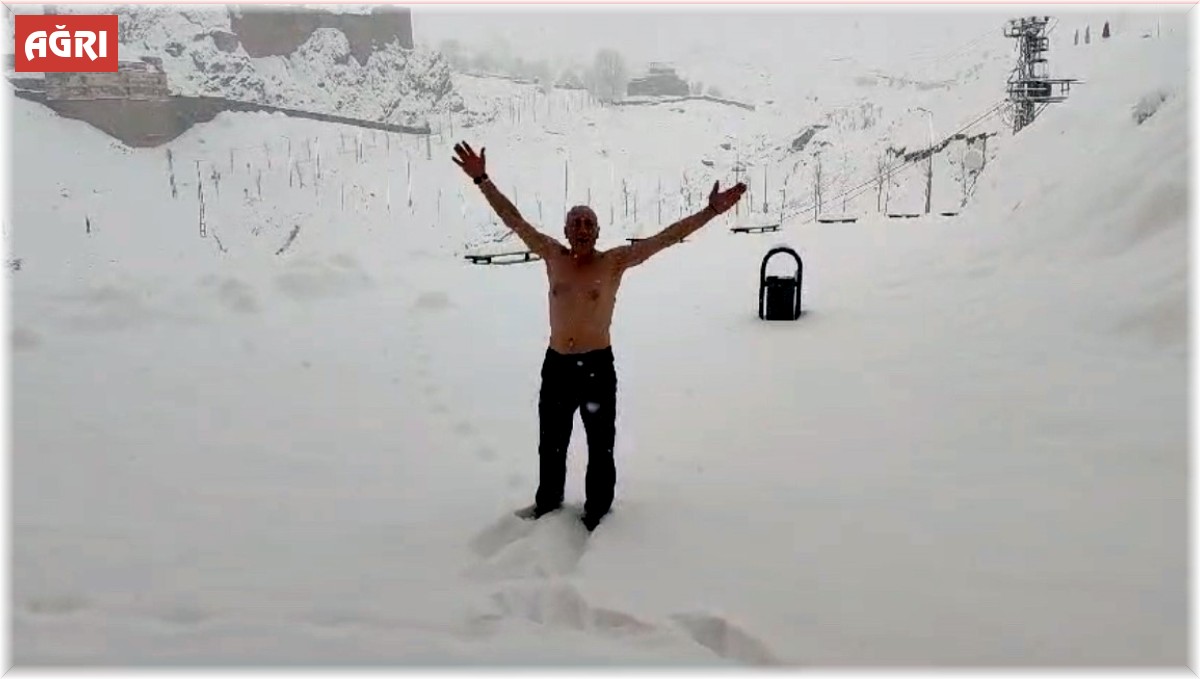 Tarihi sarayda kar banyosu