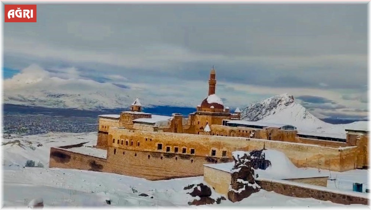 Tarihi saraydan kar manzaraları